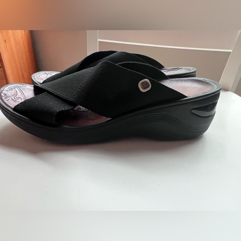 BZees Women's Desire Slide Sandal. Size 9.5